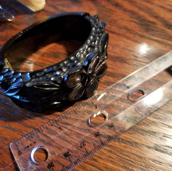 Vtg Black carved BAKELITE chunky clamper - Picture 4 of 9